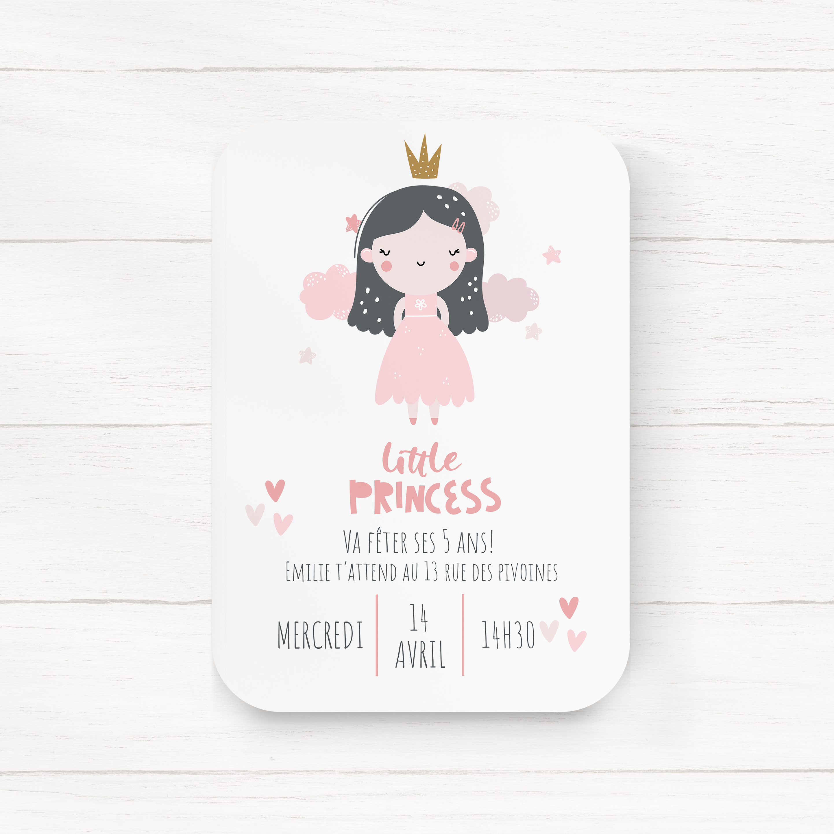 Little Princess - Cette invitation met en valeur la justesse graphique : couleur dominante claire, grille régulière, titrages sobres. Conçue par nos créateurs, elle propose une présence premium fiable et cohérente. Vous nous confiez votre contenu ; nous le composons avec précision, ajustons les teintes et ajoutons un logo discret si besoin. Entièrement digitale, elle rejoint vos invités en un instant. Les alignements rigoureux, la hiérarchie lisible et les contrastes posés composent une élégance durable.