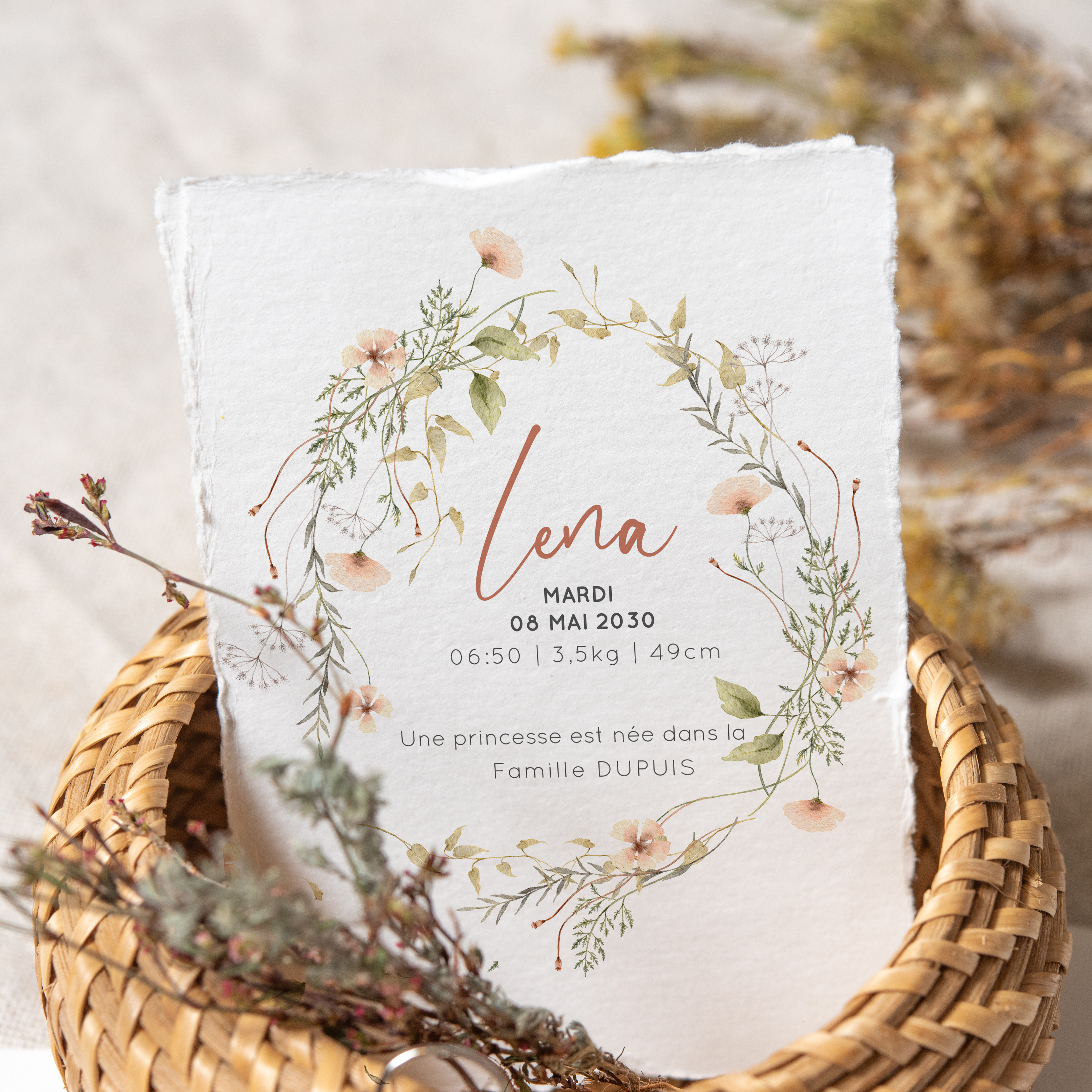 Floral Champêtre - Cette invitation affirme une élégance discrète : couleur dominante douce, marges équilibrées, typographie claire. Nos créateurs ont conçu un modèle premium qui met en valeur la lisibilité. Vous nous confiez votre texte ; nous l’intégrons avec soin, réglons les couleurs et ajoutons un logo discret. Diffusée uniquement en numérique, elle atteint vos invités immédiatement. Les proportions, la hiérarchie et les contrastes assurent une fluidité certaine. Une correspondance moderne, sobre et raffinée.