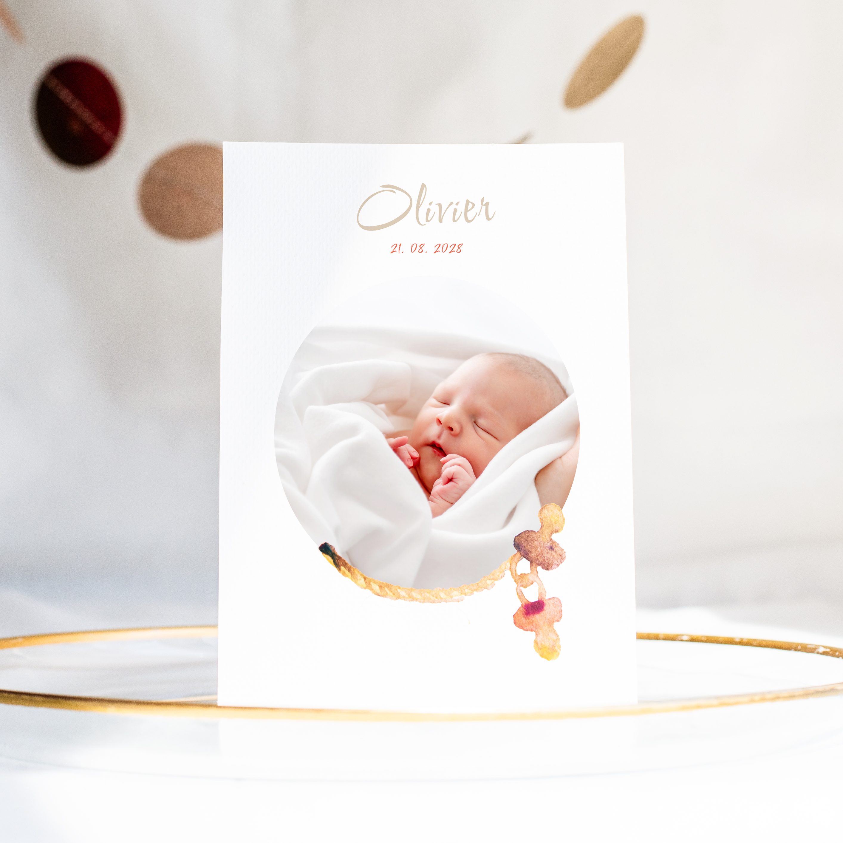 Tétines Aquarelle - Le dessin affirme une rigueur contemporaine : couleur dominante affirmée, marges équilibrées, typographie nette. Nos illustrateurs ont voulu une esthétique premium qui valorise la précision et la sobriété. Nous assurons la personnalisation complète : vous nous confiez le texte, nous le composons avec exactitude, ajustons les teintes et ajoutons un logo discret. Diffusée exclusivement en numérique, l’invitation atteint vos invités sans délai. Chaque choix – proportions, alignements, cadence – a été calibré pour garantir fluidité et élégance. Une correspondance moderne, simple et raffinée.