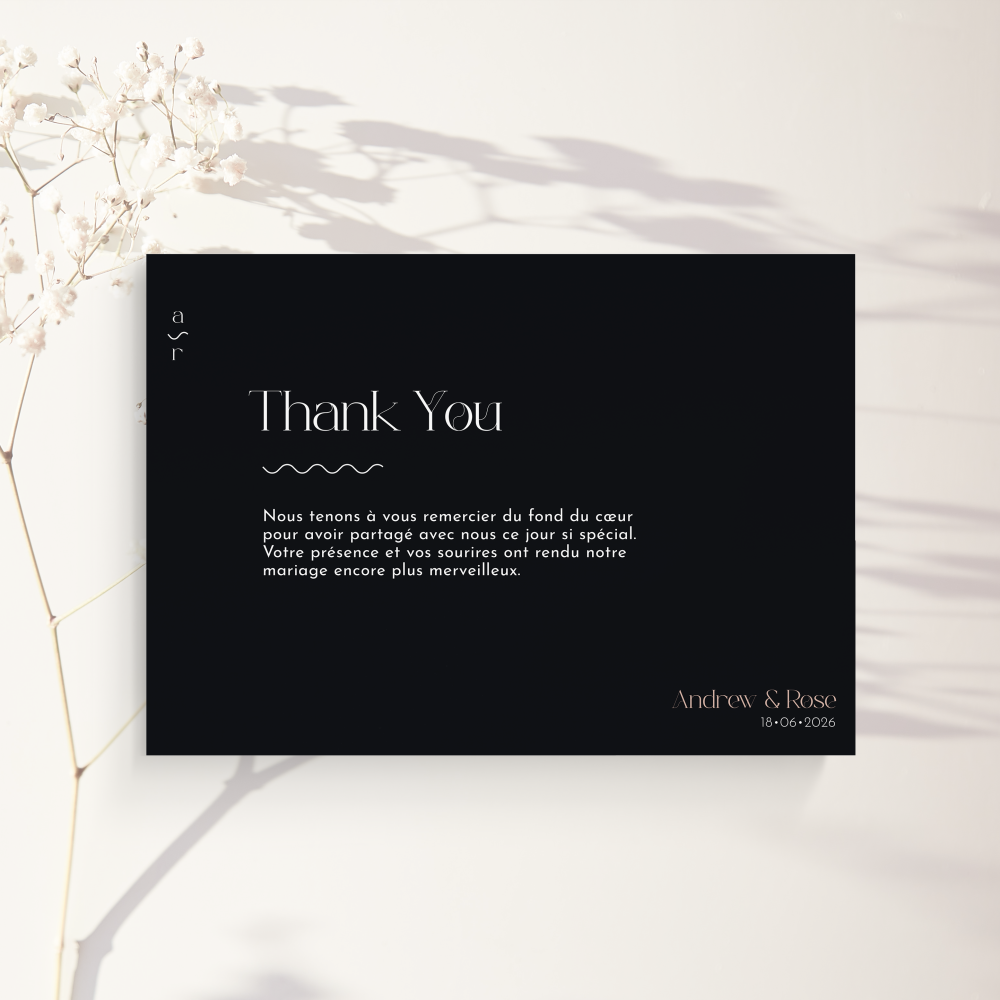 Wavy Thank You - Le modèle adopte une esthétique sobre et mesurée : couleur dominante affirmée sans excès, marges équilibrées et typographie régulière. Nos illustrateurs ont conçu une invitation premium qui met vos mots au centre. Nous assurons la personnalisation complète : texte intégré avec précision, palette ajustée, logo discret ajouté si besoin. Diffusée uniquement au format digital, elle atteint vos invités immédiatement. Chaque détail – hiérarchie, cadence, proportions – contribue à une élégance durable. Une correspondance fiable, contemporaine et raffinée.