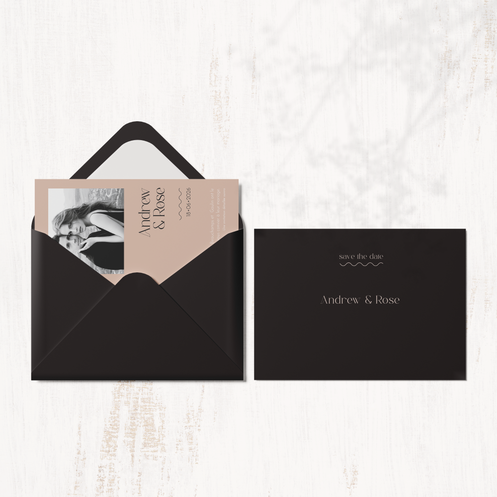 Wavy Save The Date Rose - Le dessin affirme une modernité sobre : couleur dominante claire, marges équilibrées, typographie posée. Conçue par nos illustrateurs, l’invitation privilégie la justesse et la clarté. Nous assurons la personnalisation complète : texte intégré, teintes ajustées, ajout d’un logo discret. Diffusée uniquement en numérique, elle atteint vos invités sans délai. Chaque détail – alignement, cadence, contraste – a été pensé pour une lecture fluide. Une correspondance premium, simple et élégante.