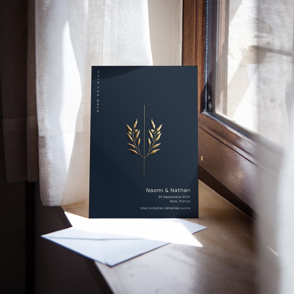 Blue Velvet - Le modèle affirme une sobriété lumineuse : dominante chromatique claire, marges régulières, hiérarchie typographique lisible. Nos illustrateurs ont cherché la cohérence pour offrir une présence premium sans emphase. Nous assurons la personnalisation sur mesure : intégration du texte, harmonisation des teintes, ajout d’un logo discret si besoin. Diffusée exclusivement en numérique, l’invitation atteint vos invités sans délai. Les choix visuels – rythme des blancs, équilibre des contrastes, échelle – favorisent une élégance durable. Une correspondance contemporaine, fiable et posée.