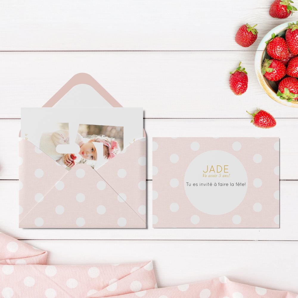 Number Card 5 - Cette invitation installe une atmosphère claire et apaisée grâce à une couleur dominante douce, des marges équilibrées et une typographie soignée. Nos créateurs ont privilégié la cohérence et la simplicité pour donner à vos mots un espace net et élégant. Nous assurons la personnalisation complète : vous nous transmettez le texte, nous l’intégrons avec précision, harmonisons la palette et ajoutons un logo discret si souhaité. Entièrement digitale, elle parvient immédiatement à vos invités. Chaque détail – alignements, contrastes, proportions – a été pensé pour garantir lisibilité et fluidité. Une correspondance premium, contemporaine et fiable, qui accompagne vos annonces avec distinction.