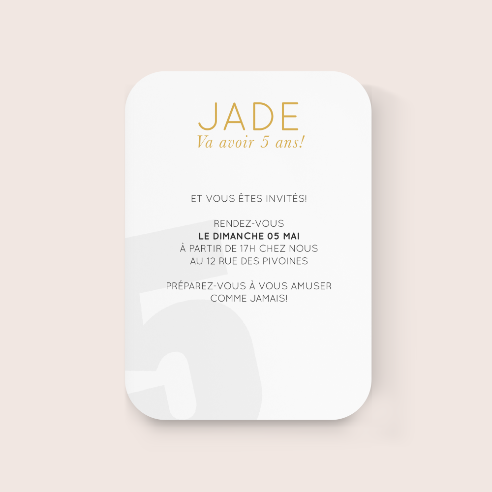 Number Card 5 - Cette invitation installe une atmosphère claire et apaisée grâce à une couleur dominante douce, des marges équilibrées et une typographie soignée. Nos créateurs ont privilégié la cohérence et la simplicité pour donner à vos mots un espace net et élégant. Nous assurons la personnalisation complète : vous nous transmettez le texte, nous l’intégrons avec précision, harmonisons la palette et ajoutons un logo discret si souhaité. Entièrement digitale, elle parvient immédiatement à vos invités. Chaque détail – alignements, contrastes, proportions – a été pensé pour garantir lisibilité et fluidité. Une correspondance premium, contemporaine et fiable, qui accompagne vos annonces avec distinction.