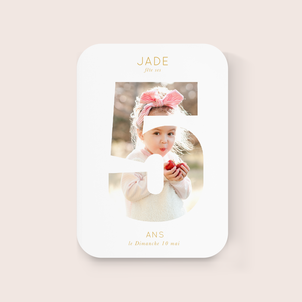 Number Card 5 - Cette invitation installe une atmosphère claire et apaisée grâce à une couleur dominante douce, des marges équilibrées et une typographie soignée. Nos créateurs ont privilégié la cohérence et la simplicité pour donner à vos mots un espace net et élégant. Nous assurons la personnalisation complète : vous nous transmettez le texte, nous l’intégrons avec précision, harmonisons la palette et ajoutons un logo discret si souhaité. Entièrement digitale, elle parvient immédiatement à vos invités. Chaque détail – alignements, contrastes, proportions – a été pensé pour garantir lisibilité et fluidité. Une correspondance premium, contemporaine et fiable, qui accompagne vos annonces avec distinction.