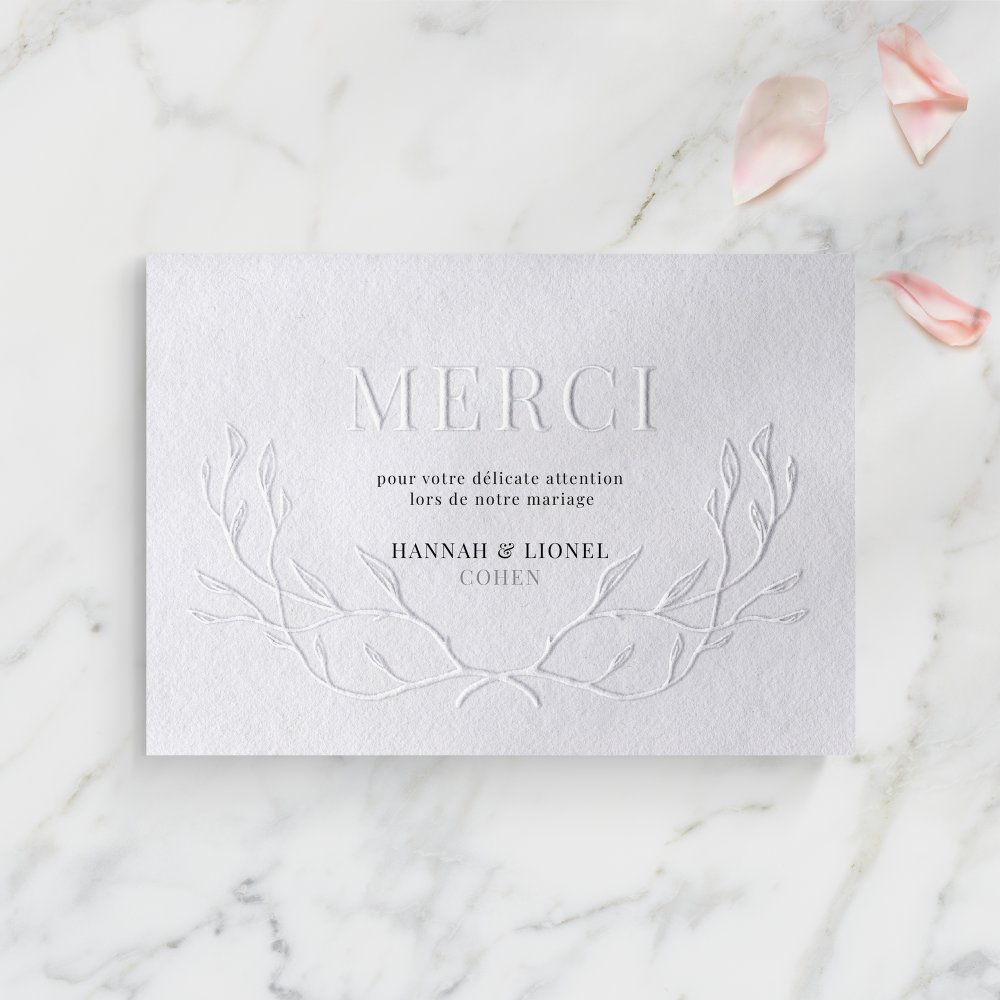 Embossed Merci - Cette invitation met en avant la force tranquille d’une couleur dominante tenue, soutenue par un tracé régulier et une typographie claire. Conçue par nos créateurs, elle privilégie la précision et la sobriété pour que l’essentiel s’impose. Nous réalisons la personnalisation complète : vous nous envoyez votre texte, nous le composons, ajustons les teintes et ajoutons un logo discret si nécessaire. Entièrement digitale, elle rejoint vos invités instantanément. Chaque décision graphique – proportions, alignements, contraste – a été mesurée pour préserver fluidité et élégance. Une correspondance premium, simple et durable.