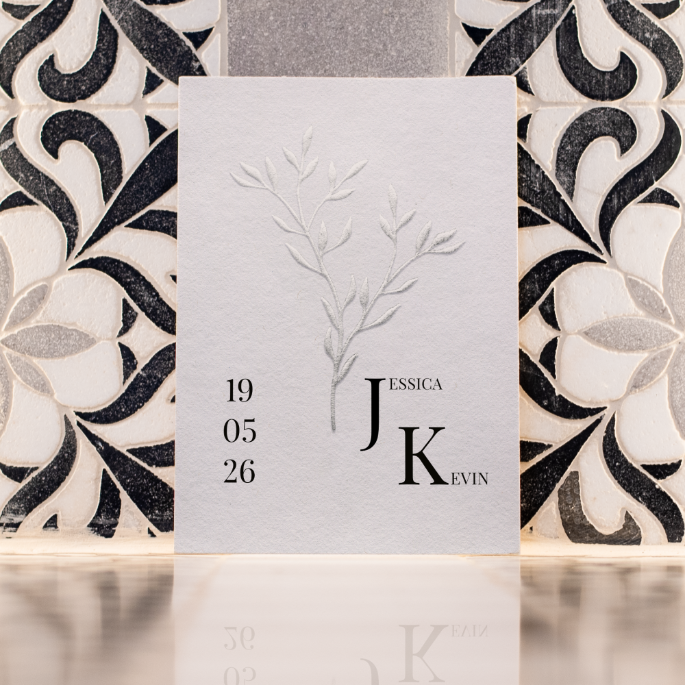 Silver Embossed - Cette création privilégie la clarté : couleur dominante précise, mise en page régulière, typographie nette. L’ensemble compose une présence premium, mesurée et fiable. Nous assurons la personnalisation : vous nous confiez le texte, nous l’intégrons avec exactitude, ajustons les teintes et ajoutons un logo discret. Diffusée exclusivement en digital, l’invitation parvient immédiatement à vos invités. Chaque détail – cadence, contrastes, proportions – a été calibré pour préserver élégance et lisibilité. Une correspondance contemporaine, sobre et durable.