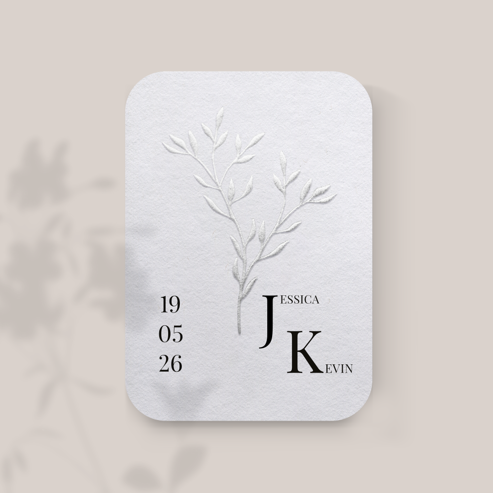 Silver Embossed - Cette création privilégie la clarté : couleur dominante précise, mise en page régulière, typographie nette. L’ensemble compose une présence premium, mesurée et fiable. Nous assurons la personnalisation : vous nous confiez le texte, nous l’intégrons avec exactitude, ajustons les teintes et ajoutons un logo discret. Diffusée exclusivement en digital, l’invitation parvient immédiatement à vos invités. Chaque détail – cadence, contrastes, proportions – a été calibré pour préserver élégance et lisibilité. Une correspondance contemporaine, sobre et durable.