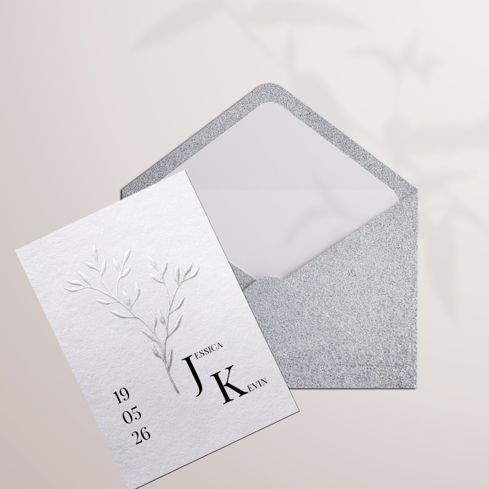 Silver Embossed - Cette création privilégie la clarté : couleur dominante précise, mise en page régulière, typographie nette. L’ensemble compose une présence premium, mesurée et fiable. Nous assurons la personnalisation : vous nous confiez le texte, nous l’intégrons avec exactitude, ajustons les teintes et ajoutons un logo discret. Diffusée exclusivement en digital, l’invitation parvient immédiatement à vos invités. Chaque détail – cadence, contrastes, proportions – a été calibré pour préserver élégance et lisibilité. Une correspondance contemporaine, sobre et durable.