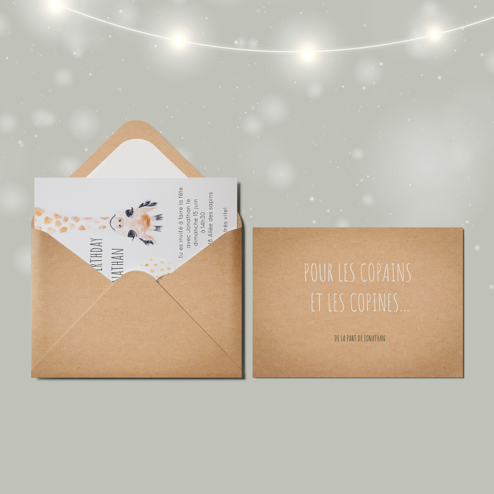 Giraffa - Le dessin illustre une esthétique posée : dominante chromatique affirmée, marges régulières, typographie claire. Nos créateurs ont imaginé un modèle premium qui met en avant sobriété et clarté. Nous assurons la personnalisation : vous nous transmettez le texte, nous l’intégrons avec soin, harmonisons les couleurs et ajoutons un logo discret. Diffusée exclusivement au format digital, elle rejoint vos invités sans délai. Chaque choix – alignements, proportions, contrastes – a été pensé pour garantir élégance et fluidité. Une correspondance contemporaine, simple et raffinée.