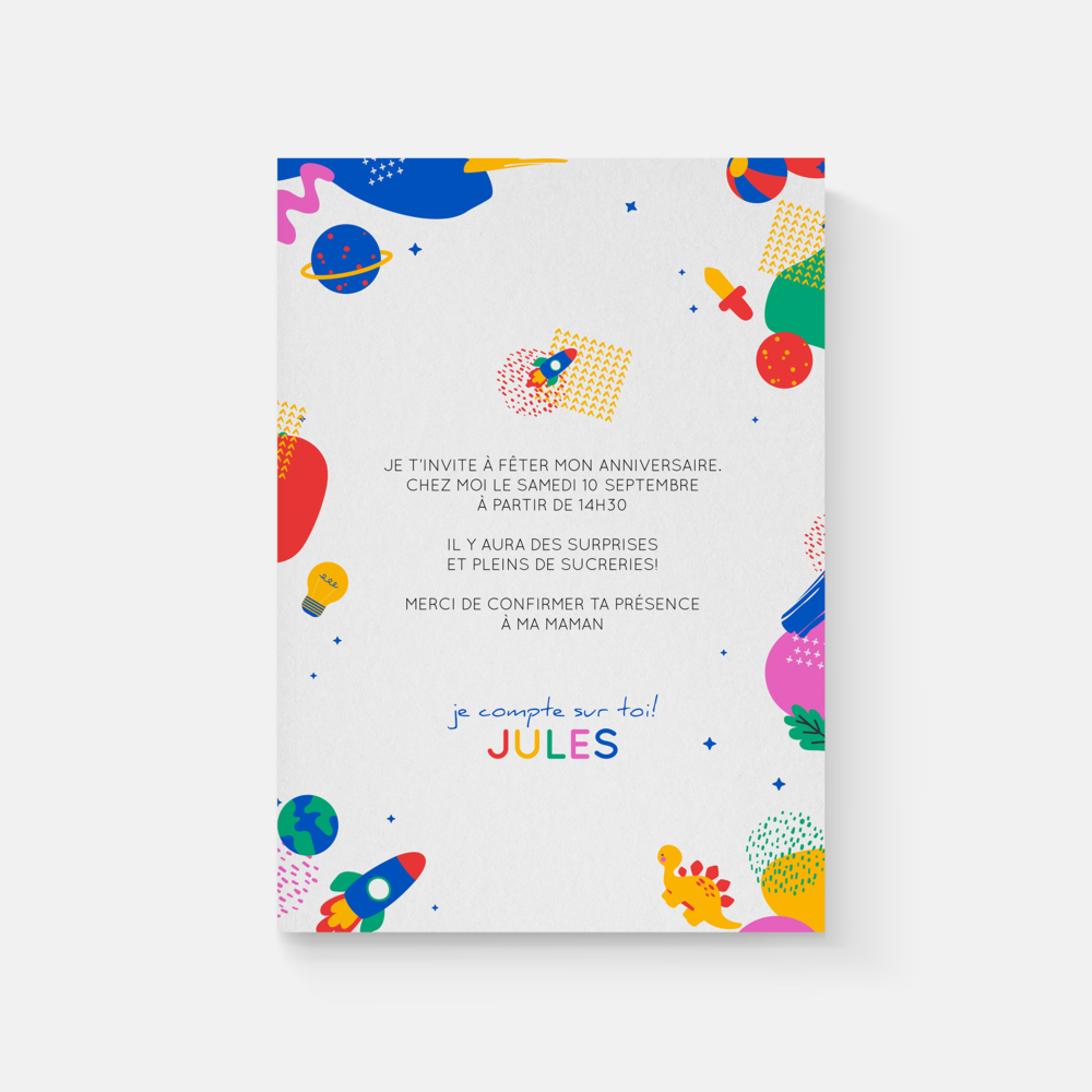 Kikoolol Dice - La carte Kikoolol Dice se pare d’un bleu lumineux qui évoque l’éclat du ciel au cœur d’une journée de fête. Destinée à annoncer un anniversaire enfantin, elle met en scène des dés facétieux, symboles de jeux et de rires partagés. Chaque détail de son graphisme traduit une atmosphère joyeuse, où l’on devine les cris de joie, les bougies qui scintillent et les cadeaux colorés. C’est une invitation qui parle aux petits comme aux grands : elle promet un moment unique, fait de complicité et de souvenirs précieux. Conçue par nos illustrateurs, elle allie fraîcheur et originalité, offrant une esthétique à la fois ludique et raffinée. Vous nous confiez vos mots, nous les intégrons avec délicatesse, en harmonisant les couleurs ou en ajoutant un logo discret. En format digital, Kikoolol Dice s’envole instantanément vers vos invités, transformant un simple message en une annonce poétique et pétillante, à l’image d’une fête inoubliable.