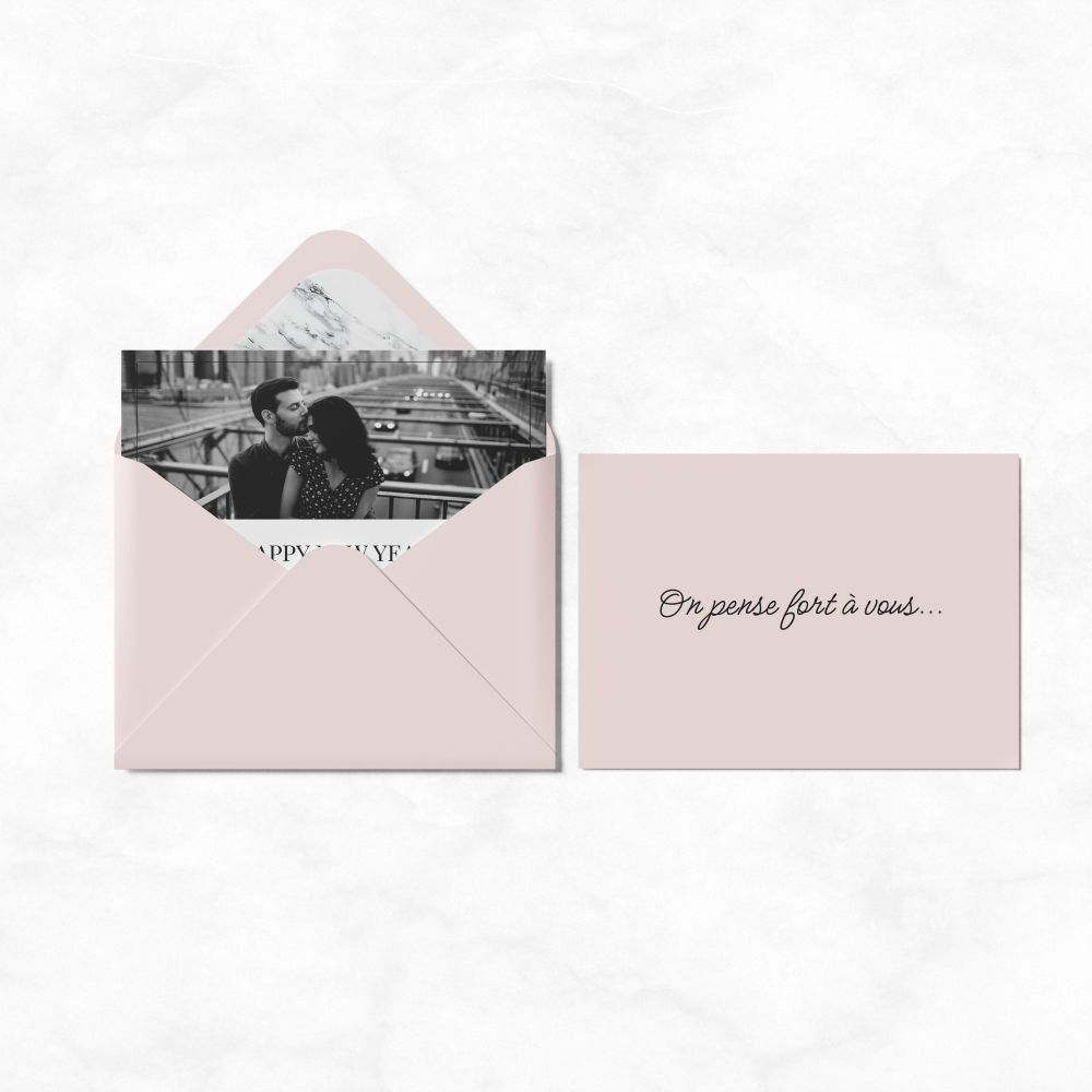 Classy B&W Landscape - Blue Serenity déploie un univers apaisant dominé par des bleus légers et transparents, comme une mer calme sous un ciel d’été. Idéale comme carte de vœux, elle accueille vos messages dans une atmosphère paisible et raffinée. La couleur bleue, symbole de confiance et de sérénité, confère à vos mots une profondeur claire et équilibrée. Nos créateurs ont conçu cette pièce comme une parenthèse visuelle où modernité et douceur se rencontrent. Nous composons votre texte avec soin, ajustons les teintes si nécessaire et ajoutons un logo discret. Diffusée exclusivement au format digital, Blue Serenity parvient sans délai à vos destinataires et transforme un simple souhait en un geste élégant et poétique. Une correspondance contemporaine qui invite à la quiétude et à la clarté.