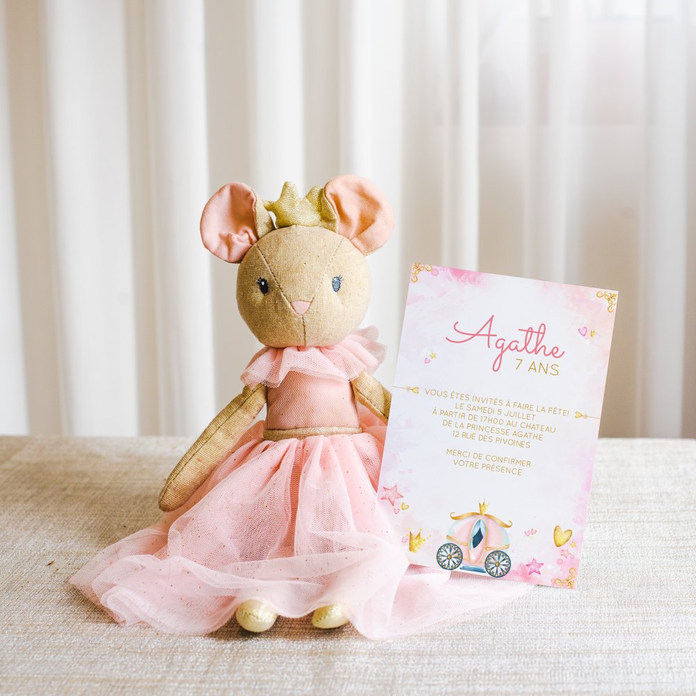 Princesa - Ici, l’accent est mis sur la fluidité des formes et la légèreté des contrastes. La carte a été imaginée comme une respiration graphique : chaque détail, de la couleur principale aux espaces blancs, invite à la lecture et à l’attention. Créée par des illustrateurs, elle privilégie une esthétique mesurée, sans excès, où l’élégance naît de la simplicité. Nous réalisons pour vous la personnalisation : intégration du texte, ajustement des teintes, ajout éventuel d’un logo discret. Entièrement digitale, elle rejoint vos invités sans délai et donne à vos mots un relief moderne. Cette création poétique se destine à toutes vos annonces où clarté et distinction comptent. 