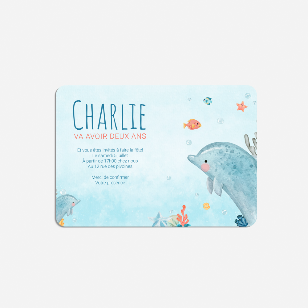 Dauphin - Cette invitation se déploie dans une harmonie de teintes lumineuses, pensée pour accompagner vos annonces avec élégance. Le choix chromatique, volontairement raffiné, met en valeur un graphisme original créé par nos illustrateurs, où chaque détail traduit une intention soignée. Vous nous confiez votre texte, nous le composons avec précision, en ajustant si nécessaire les nuances et en ajoutant un logo discret. Exclu­sivement digitale, l’invitation est envoyée immédiatement à vos destinataires pour une diffusion claire et moderne. Ce modèle a été conçu pour donner du relief à vos messages, sans superflu, avec une poésie visuelle qui laisse la place aux mots essentiels. Une correspondance contemporaine, à la fois délicate et expressive, qui transforme un simple envoi en véritable attention. 