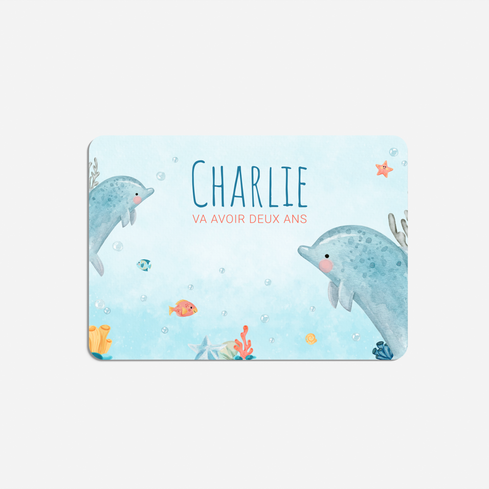 Dauphin - Cette invitation se déploie dans une harmonie de teintes lumineuses, pensée pour accompagner vos annonces avec élégance. Le choix chromatique, volontairement raffiné, met en valeur un graphisme original créé par nos illustrateurs, où chaque détail traduit une intention soignée. Vous nous confiez votre texte, nous le composons avec précision, en ajustant si nécessaire les nuances et en ajoutant un logo discret. Exclu­sivement digitale, l’invitation est envoyée immédiatement à vos destinataires pour une diffusion claire et moderne. Ce modèle a été conçu pour donner du relief à vos messages, sans superflu, avec une poésie visuelle qui laisse la place aux mots essentiels. Une correspondance contemporaine, à la fois délicate et expressive, qui transforme un simple envoi en véritable attention. 