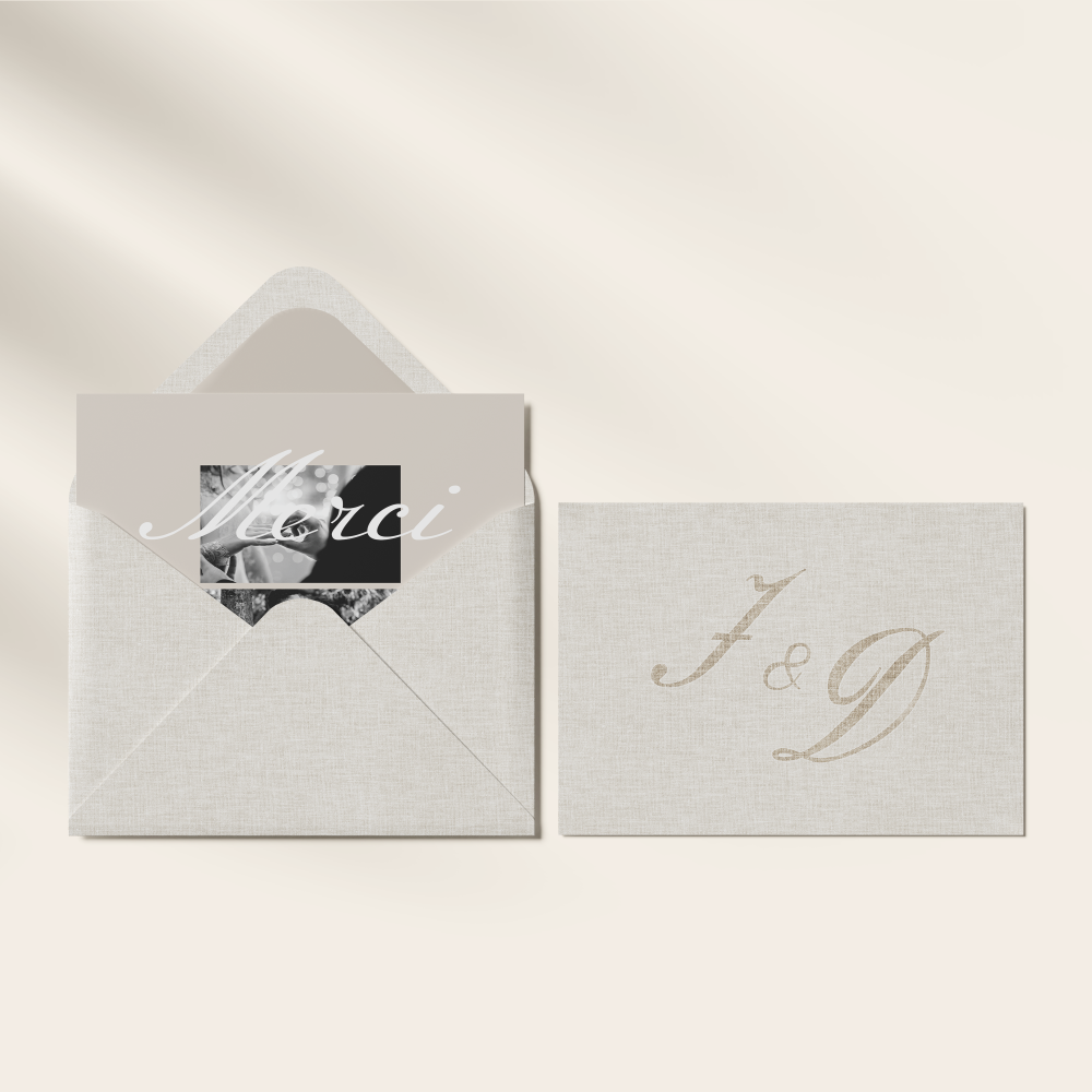 Rustique élégant Merci - L’accent de cette création se situe dans l’équilibre entre sobriété et expressivité. La couleur principale souligne vos mots avec douceur, tandis que la composition aérée permet une lecture fluide. Nos illustrateurs ont pensé cette invitation comme un espace clair et distingué, dédié à vos annonces essentielles. Vous nous confiez votre texte ; nous le mettons en page avec soin, adaptons les nuances et ajoutons un logo discret si vous le souhaitez. Diffusée uniquement au format numérique, elle rejoint instantanément vos invités. Le design privilégie l’harmonie et la précision, afin que vos messages trouvent une résonance durable. Une invitation contemporaine qui conjugue modernité et délicatesse.