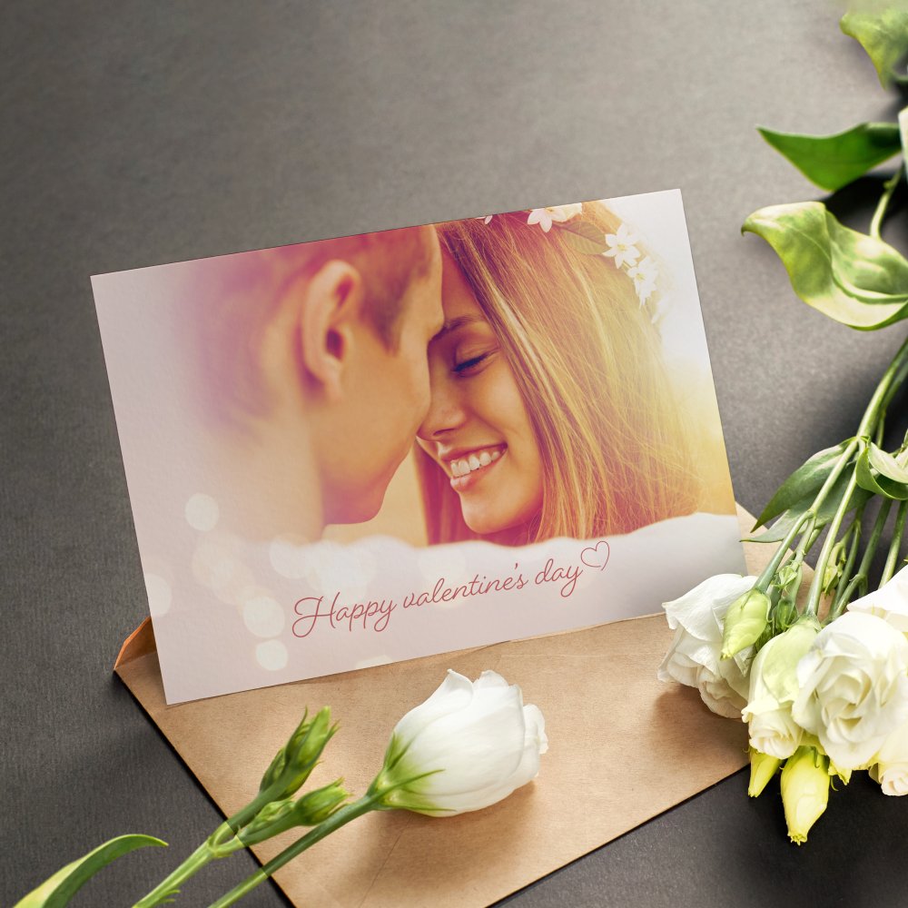 Romantic - Pensée comme un cadre précis, cette invitation tisse un dialogue entre couleur dominante et blancs maîtrisés. La typographie, choisie pour sa clarté, assure une présence nette sans emphase. Nos illustrateurs ont imaginé une esthétique contemporaine qui laisse l’émotion affleurer par la mesure. Vous nous transmettez le texte ; nous le mettons en page avec exactitude, ajustons les nuances et ajoutons un logo discret si souhaité. Diffusée en version digitale, elle atteint vos invités sans délai. Une création premium, sobre et actuelle, qui accompagne vos annonces avec tact et constance.