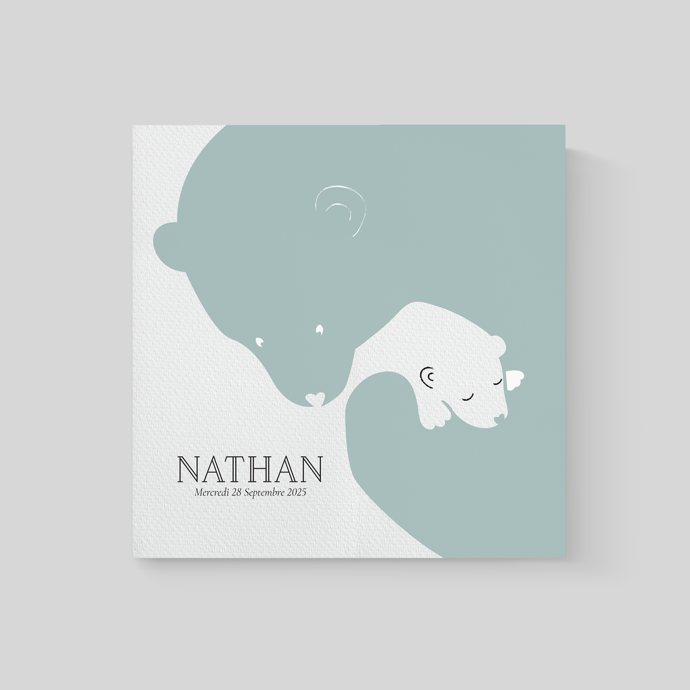 Loving Bear - Tout en nuances de bleu tendre, l’invitation Loving Bear met en avant un adorable ours, compagnon imaginaire de l’enfance et symbole de douceur. Conçue pour annoncer une baby shower, elle traduit l’émotion d’un moment rare, celui de partager avec ses proches l’attente joyeuse d’un nouveau-né. Le graphisme délicat, à la fois enfantin et raffiné, crée une atmosphère rassurante et poétique. Chaque détail reflète l’attention portée par nos créateurs, qui ont imaginé une mise en scène à la fois tendre et élégante. Vous nous confiez vos mots et nous les intégrons avec soin, en adaptant si nécessaire les couleurs ou en ajoutant un logo discret. Diffusée au format numérique, Loving Bear rejoint immédiatement vos invités et transforme votre annonce en un souvenir marquant. Plus qu’une simple carte, c’est une invitation emplie d’affection et de raffinement, qui illustre la poésie de l’enfance et la magie d’une attente partagée.