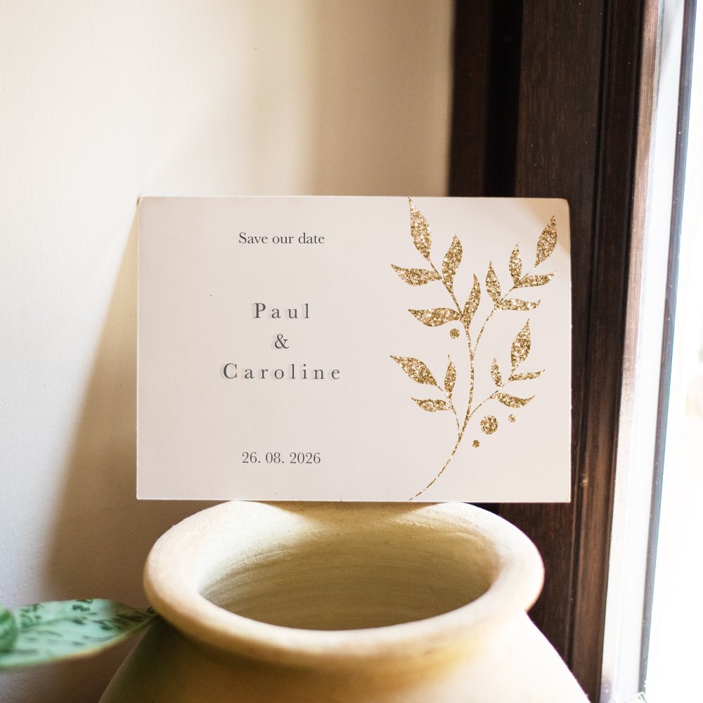 Rose And Gold - Cette invitation s’appuie sur une dominante chromatique expressive, adoucie par une composition claire et mesurée. Les lignes sobres et la typographie régulière favorisent une lecture fluide. Nos illustrateurs ont imaginé une esthétique premium qui privilégie la cohérence et l’équilibre. Vous nous transmettez le texte ; nous le composons avec soin, harmonisons la palette et ajoutons un logo discret si nécessaire. Diffusée uniquement au format numérique, elle rejoint vos invités immédiatement. Une correspondance moderne, raffinée et fiable, adaptée à toutes vos annonces.