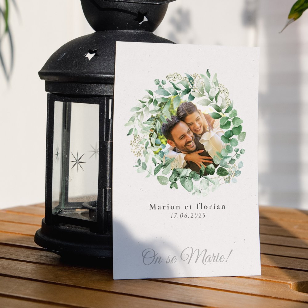 Eucalyptus Frame - Cette invitation se déploie dans une palette tenue où la couleur dominante apporte une lumière douce. La structure régulière et la typographie posée composent un cadre premium attentif à la lisibilité. Nous assurons la personnalisation complète : intégration du texte, ajustement des teintes, ajout d’un logo discret selon vos souhaits. Diffusée exclusivement en numérique, elle atteint vos invités instantanément. Chaque détail – respiration des blancs, équilibre des marges, contraste – a été pensé pour une élégance durable. Une correspondance moderne, fiable et élégante.