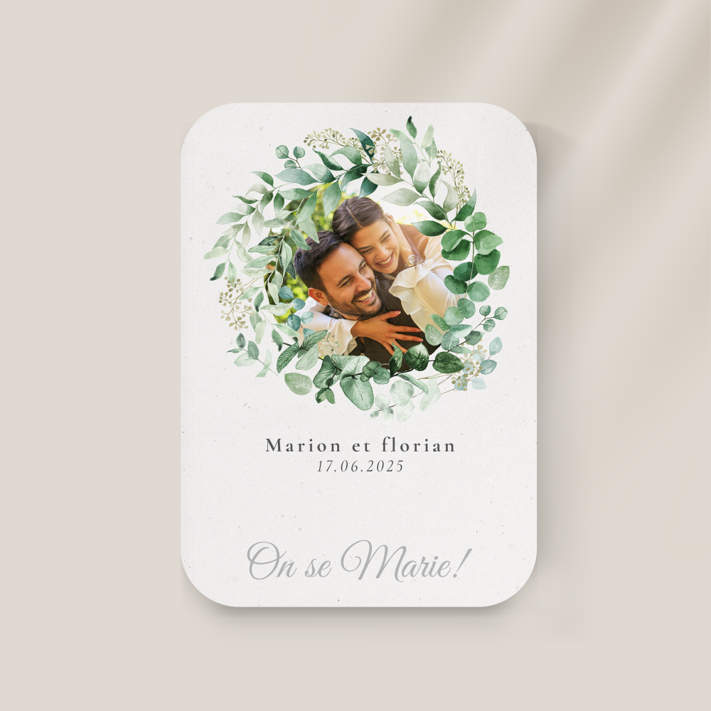 Eucalyptus Frame - Cette invitation se déploie dans une palette tenue où la couleur dominante apporte une lumière douce. La structure régulière et la typographie posée composent un cadre premium attentif à la lisibilité. Nous assurons la personnalisation complète : intégration du texte, ajustement des teintes, ajout d’un logo discret selon vos souhaits. Diffusée exclusivement en numérique, elle atteint vos invités instantanément. Chaque détail – respiration des blancs, équilibre des marges, contraste – a été pensé pour une élégance durable. Une correspondance moderne, fiable et élégante.