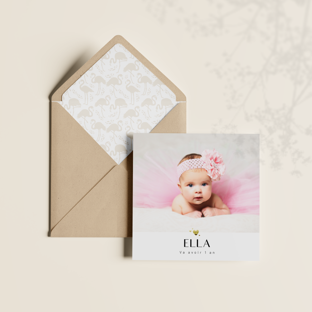 Petit Coeur - Cette création met à l’honneur la simplicité tenue : dominante chromatique limpide, alignements stables, contrastes modérés. L’ensemble compose un cadre premium où vos messages gagnent en clarté. Réalisée par nos illustrateurs, l’invitation privilégie la cohérence des choix et la justesse des mesures. Nous assurons la personnalisation sur mesure : intégration du texte, réglage des teintes, ajout d’un logo discret si souhaité. Envoyée exclusivement en digital, elle parvient immédiatement à vos invités. Une correspondance élégante, droite et durable, qui accompagne vos annonces avec précision.