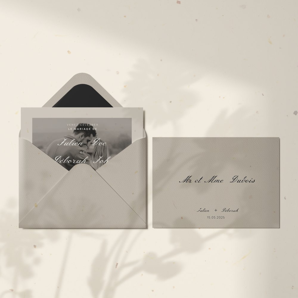 Rustique élégant - Cette invitation met en avant la modernité par la simplicité : une couleur dominante posée comme un accent clair, des proportions justes et une typographie précise. L’ensemble crée une atmosphère élégante et mesurée, idéale pour vos annonces. Réalisée par nos illustrateurs, elle valorise l’essentiel : lisibilité et sobriété graphique. Vous nous confiez votre texte ; nous l’intégrons avec exactitude, harmonisons les teintes et ajoutons un logo discret si nécessaire. Envoyée exclusivement en version digitale, elle parvient instantanément à vos invités. Sa force réside dans l’équilibre subtil entre détail graphique et retenue esthétique. Une correspondance premium, intemporelle et raffinée.