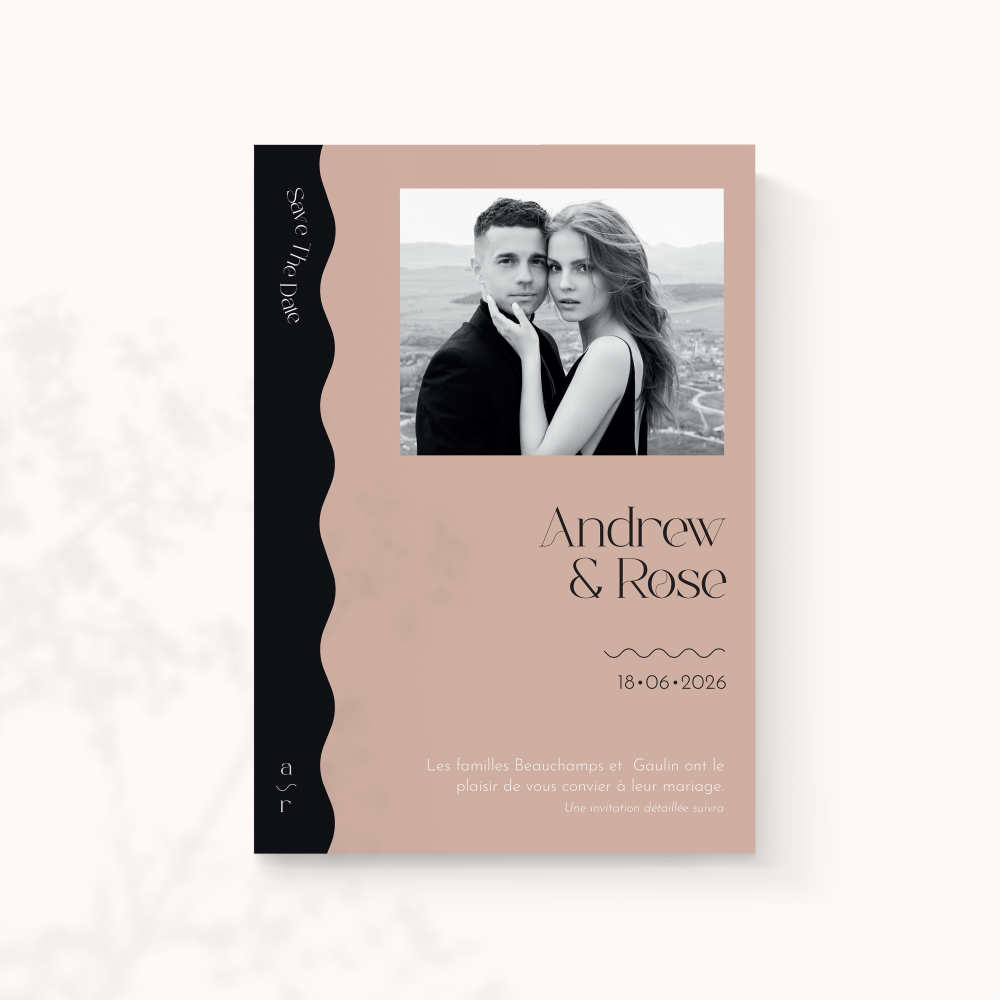 Wavy Save The Date Rose - Le dessin affirme une modernité sobre : couleur dominante claire, marges équilibrées, typographie posée. Conçue par nos illustrateurs, l’invitation privilégie la justesse et la clarté. Nous assurons la personnalisation complète : texte intégré, teintes ajustées, ajout d’un logo discret. Diffusée uniquement en numérique, elle atteint vos invités sans délai. Chaque détail – alignement, cadence, contraste – a été pensé pour une lecture fluide. Une correspondance premium, simple et élégante.