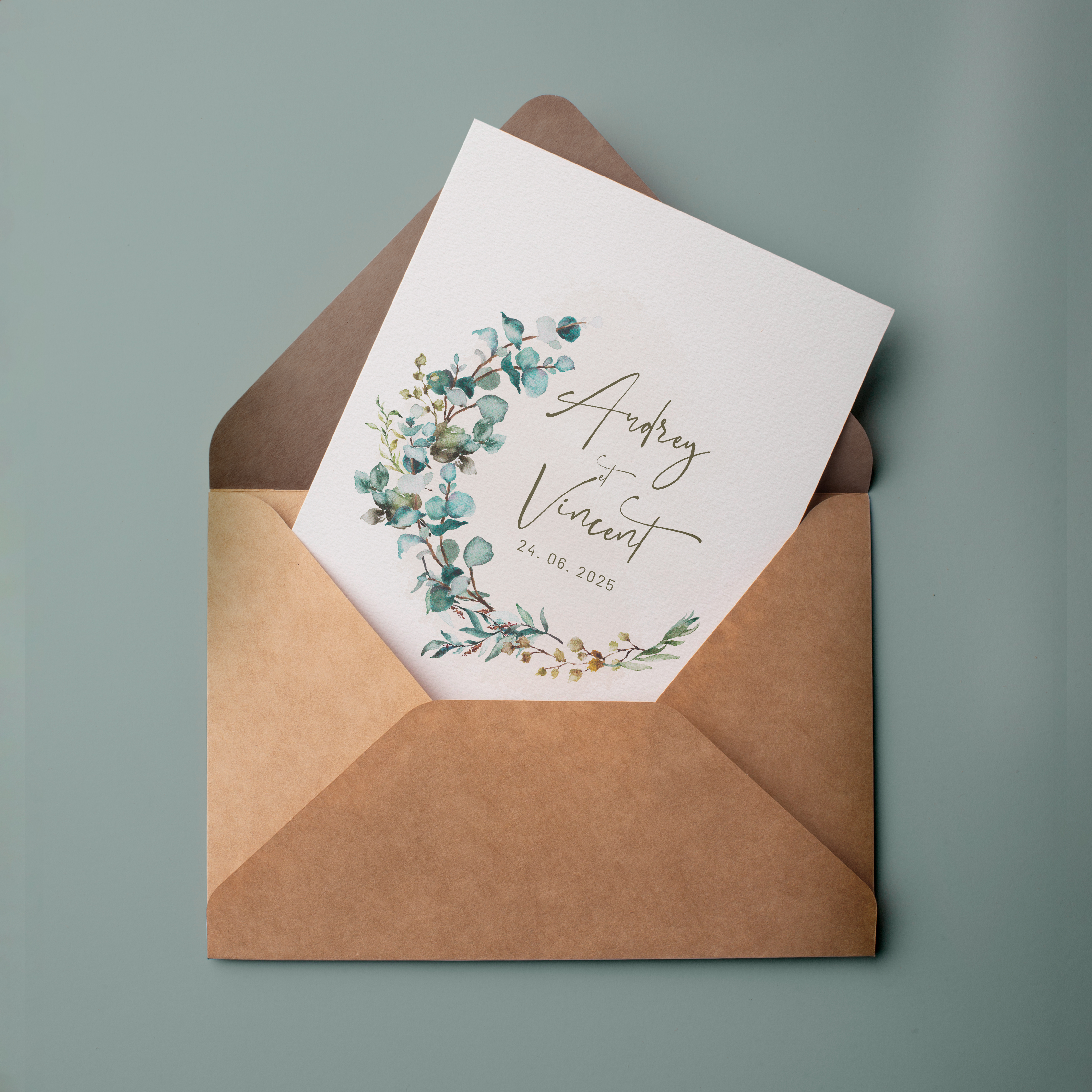 Eucalyptus Scent Invit - Le modèle exprime une sobriété contemporaine : couleur dominante claire, marges équilibrées, typographie nette. Nos illustrateurs ont composé une esthétique premium qui privilégie la lisibilité et la justesse. Nous assurons la personnalisation complète : vous nous transmettez votre texte, nous l’intégrons avec exactitude, harmonisons les teintes et ajoutons un logo discret. 100% digital, il atteint vos invités instantanément. Chaque paramètre – cadence, proportions, contrastes – a été pensé pour préserver fluidité et raffinement. Une correspondance moderne, fiable et élégante.