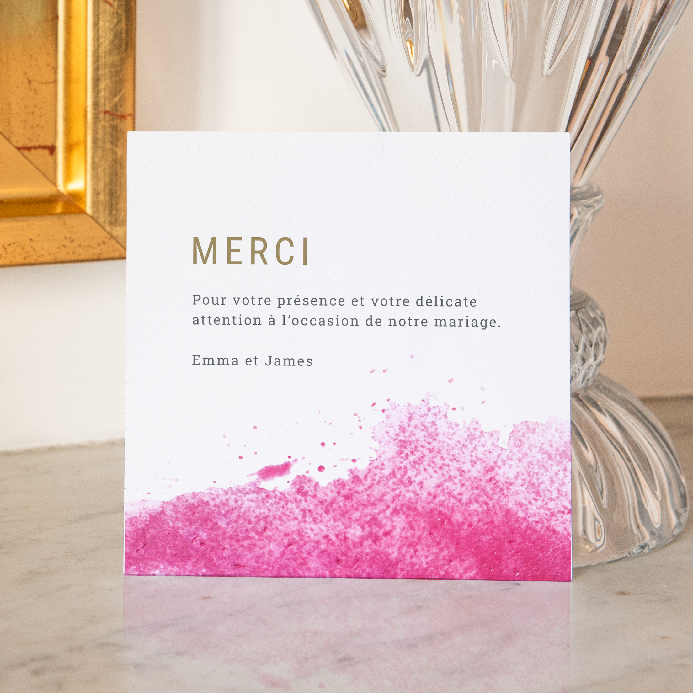 Thanks In Pink - Le modèle revendique une élégance discrète : couleur dominante douce, marges aérées, typographie précise. Conçu par nos illustrateurs, il propose une esthétique premium qui allie mesure et finesse. Vous nous confiez le texte ; nous l’intégrons avec soin, réglons les nuances et ajoutons un logo discret. Entièrement digital, il atteint vos invités sans délai. Chaque choix – proportions, contrastes, alignements – a été pensé pour préserver fluidité et raffinement. Une correspondance moderne, claire et sobre.