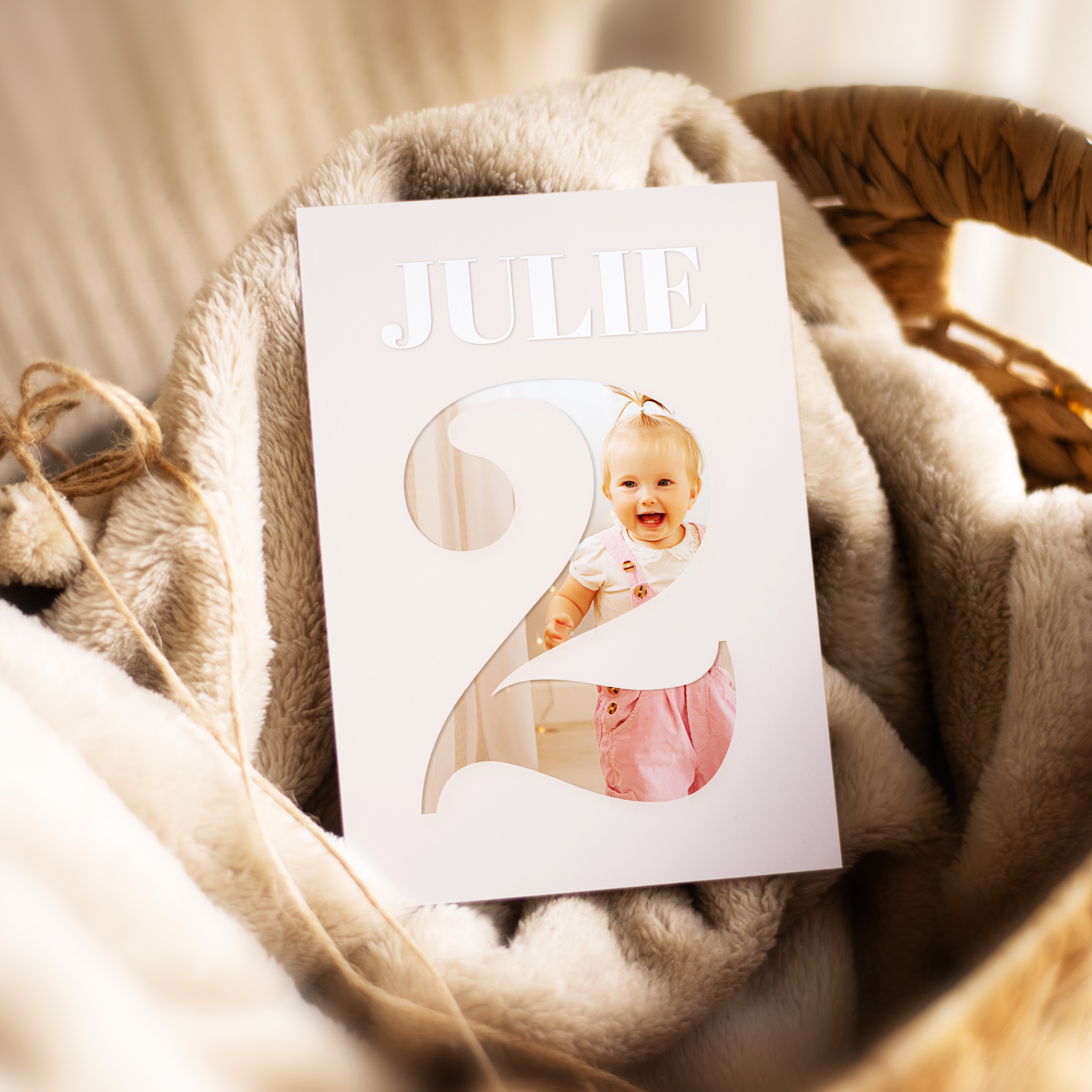 Number 2 - Cette invitation privilégie une écriture visuelle simple et maîtrisée. La couleur dominante sert de repère et accompagne vos mots avec sobriété. Les alignements équilibrés et la typographie nette garantissent lisibilité et modernité. Nos créateurs ont pensé ce modèle comme une correspondance premium, élégante et actuelle. Nous assurons la personnalisation complète : intégration du texte, réglage des teintes, ajout éventuel d’un logo discret. Diffusée exclusivement au format digital, elle est transmise immédiatement à vos invités. Chaque choix esthétique privilégie la justesse et la mesure. Une invitation sobre et durable, faite pour vos moments essentiels.