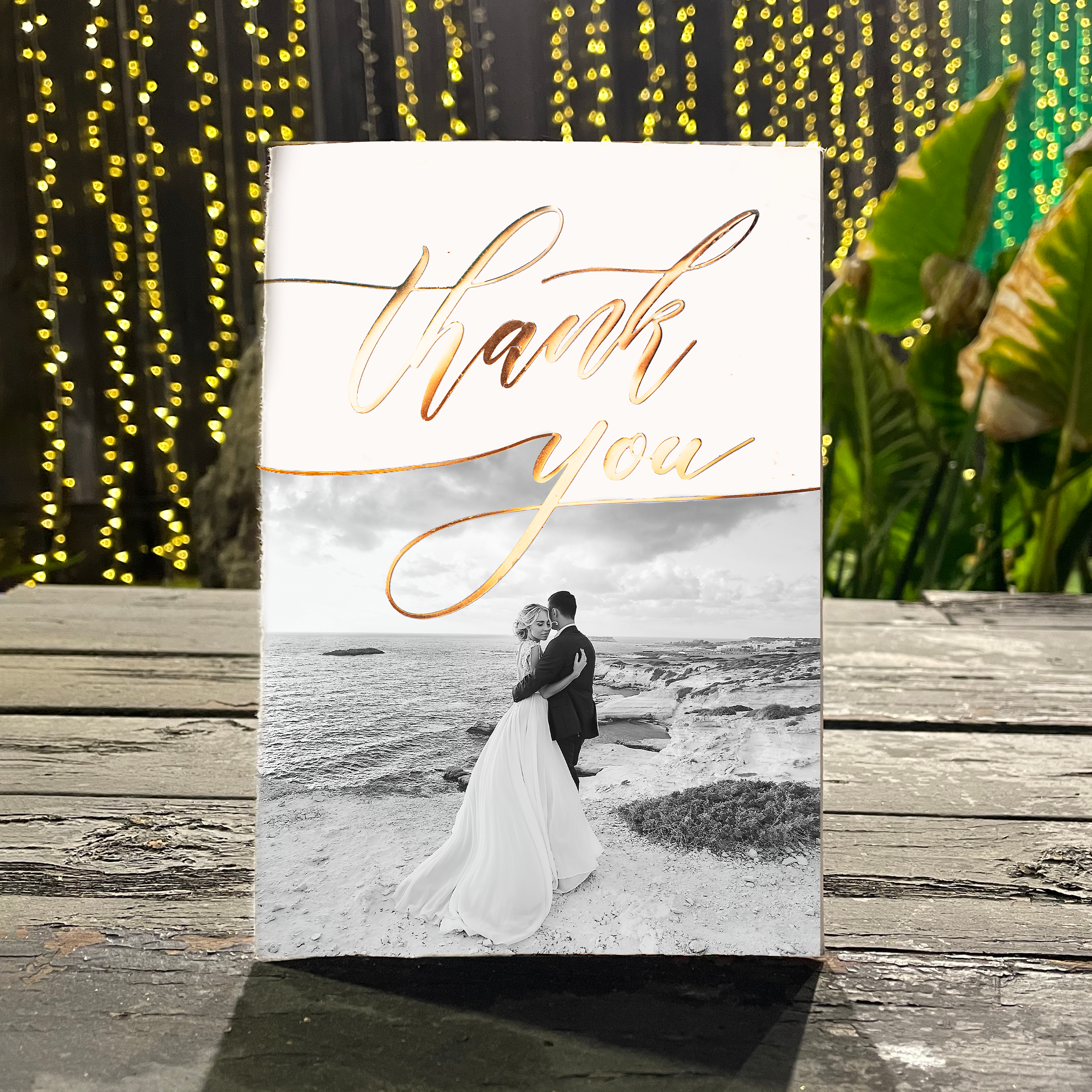 Goldy Thanks - Le dessin propose une modernité claire : dominante chromatique affirmée, marges sobres, typographie nette. Nos créateurs ont voulu une invitation premium qui reflète cohérence et élégance. Nous assurons la personnalisation complète : vous nous confiez le texte, nous l’intégrons, ajustons les couleurs et ajoutons un logo discret. Diffusée exclusivement en numérique, elle atteint vos invités sans délai. Chaque détail – hiérarchie, proportions, contrastes – a été calibré pour préserver fluidité et élégance. Une correspondance contemporaine, simple et raffinée.