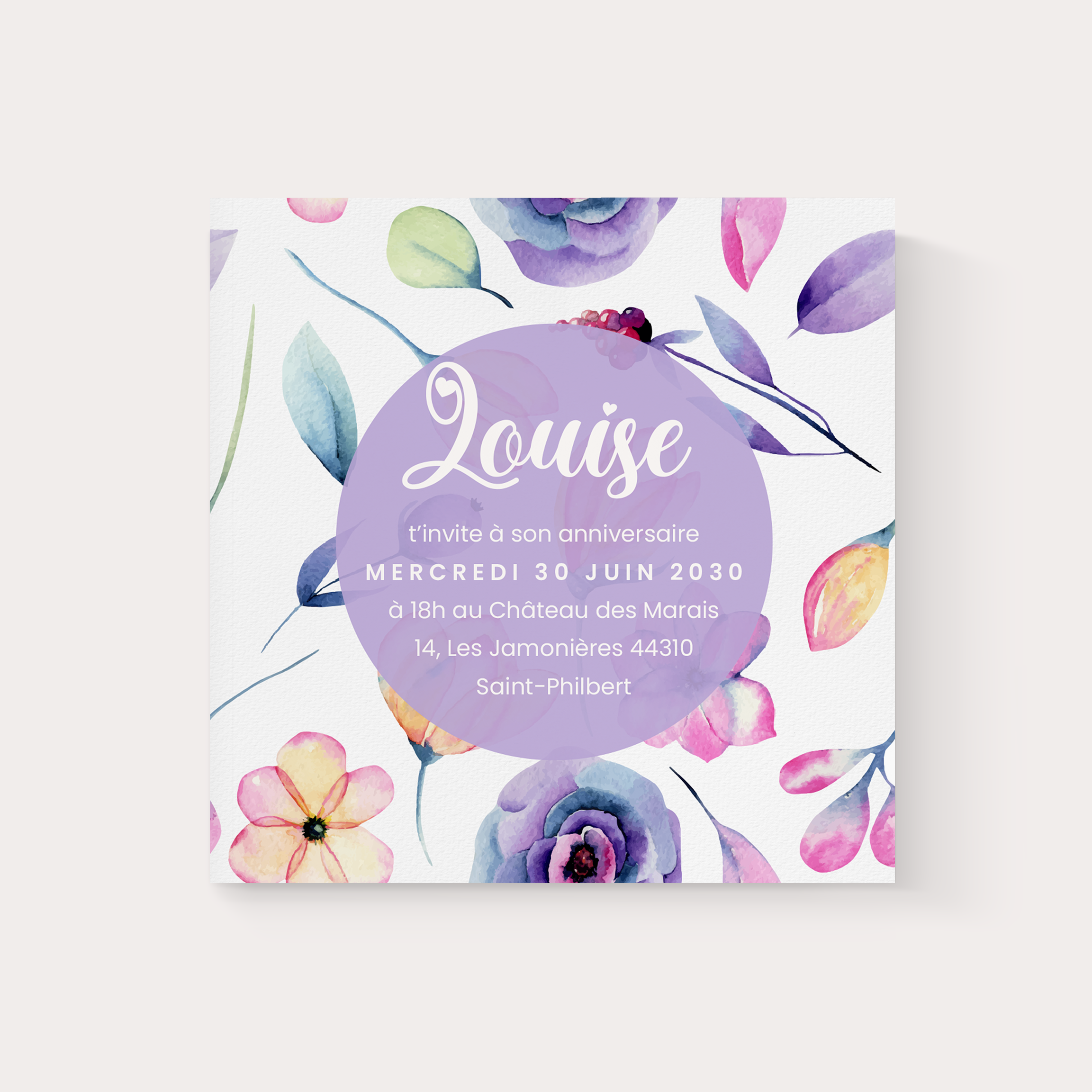 Tapis De Fleurs - Cette invitation adopte une clarté apaisée : couleur dominante lumineuse, alignements réguliers, typographie précise. Conçue par nos créateurs, elle installe une présence premium qui met votre message au premier plan. Vous nous confiez le texte ; nous le composons avec soin, harmonisons la palette et ajoutons un logo discret à la demande. Diffusée exclusivement en digital, elle atteint vos invités immédiatement. Les proportions maîtrisées, la hiérarchie lisible et la respiration des blancs offrent une lecture fluide et élégante, idéale pour annoncer avec tact et inviter avec assurance.
