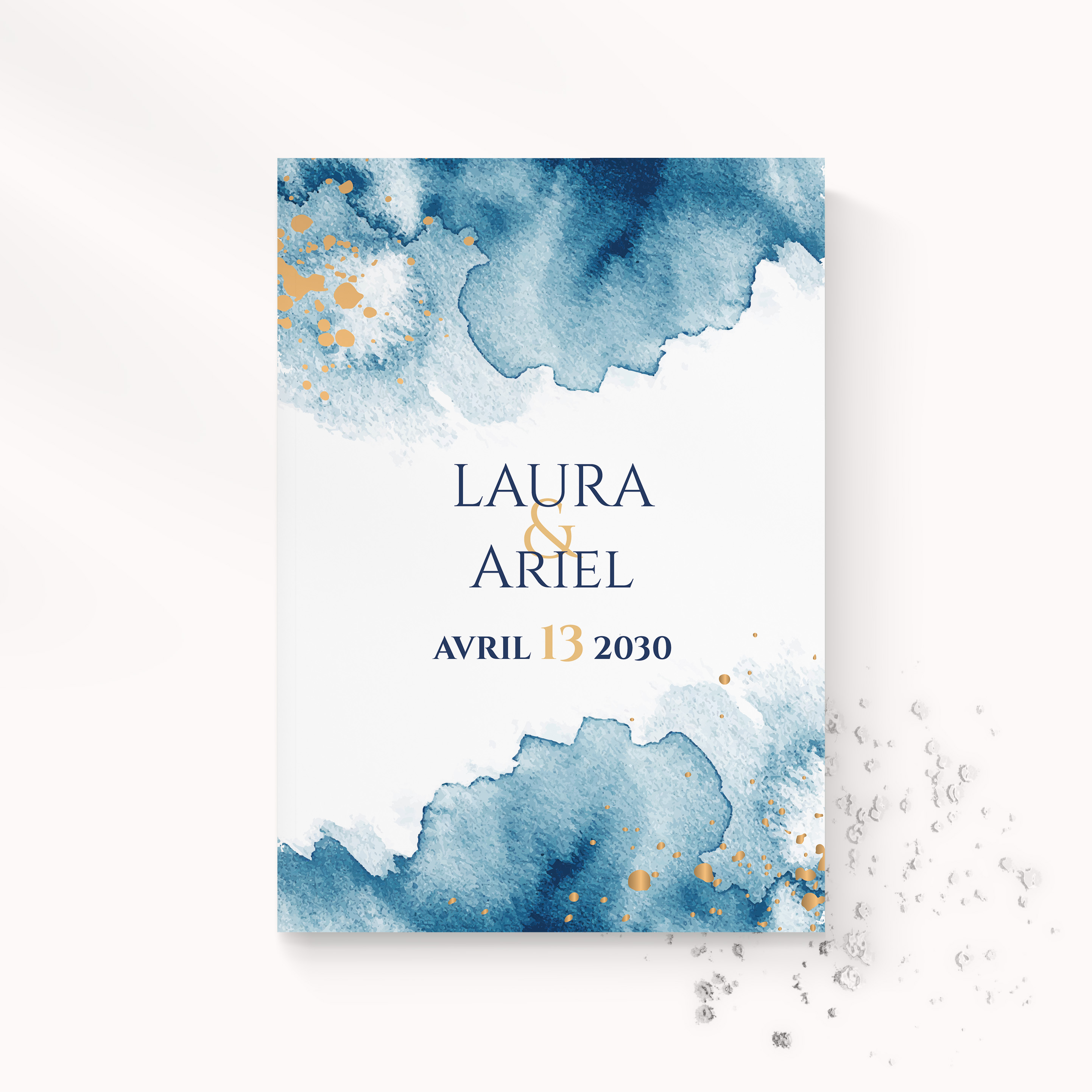 Blue Splash - Le modèle célèbre la sobriété : couleur dominante claire, marges équilibrées, typographie nette. Nos illustrateurs ont composé une invitation premium qui privilégie la mesure. Nous prenons en charge la personnalisation complète : vous nous confiez le texte, nous le mettons en page, harmonisons les couleurs et ajoutons un logo discret. Diffusée exclusivement en digital, elle atteint vos invités sans délai. Chaque détail – cadence, proportions, hiérarchie – a été calibré pour une lecture fluide. Une correspondance contemporaine, simple et raffinée.