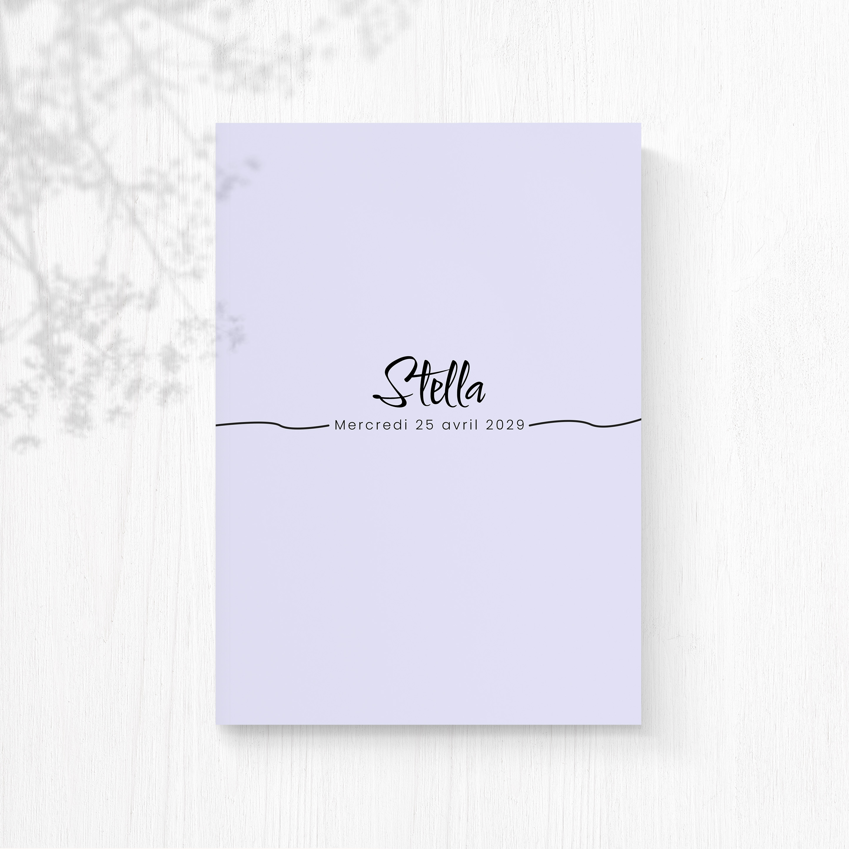 Feuilles Lavandes - Cette invitation met en valeur une rigueur élégante : couleur dominante affirmée, grille régulière, typographie nette. Pensée par nos créateurs, elle offre une présence premium qui sert l’essentiel. Nous réalisons la personnalisation sur mesure : intégration de votre texte, harmonisation des teintes, ajout discret d’un logo. Entièrement digitale, elle atteint vos invités sans délai. Les proportions stables, la hiérarchie claire et les contrastes mesurés garantissent une lecture sereine et raffinée, adaptée à toutes les annonces.