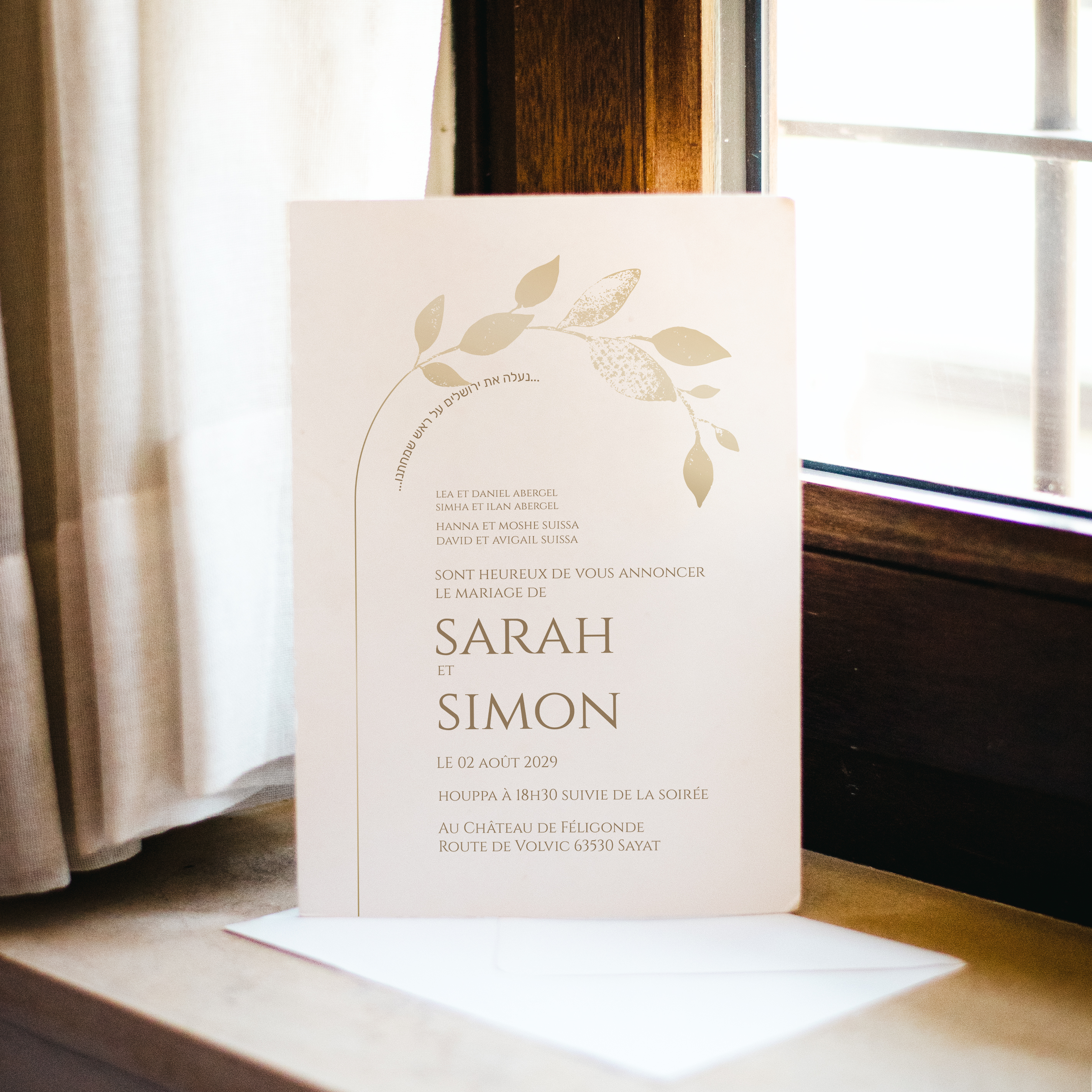 Minimalist Invit - Cette invitation privilégie une sobriété lumineuse : une couleur dominante claire, des alignements nets, une typographie posée. Nos créateurs ont voulu une esthétique premium qui met l’accent sur la cohérence et la clarté. Nous réalisons la personnalisation complète : vous nous confiez le texte, nous le composons avec précision, harmonisons les couleurs et ajoutons un logo discret. 100% digitale, elle atteint vos invités instantanément. Chaque détail – cadence, hiérarchie, marges – a été pensé pour une lecture fluide. Une correspondance contemporaine, simple et élégante.