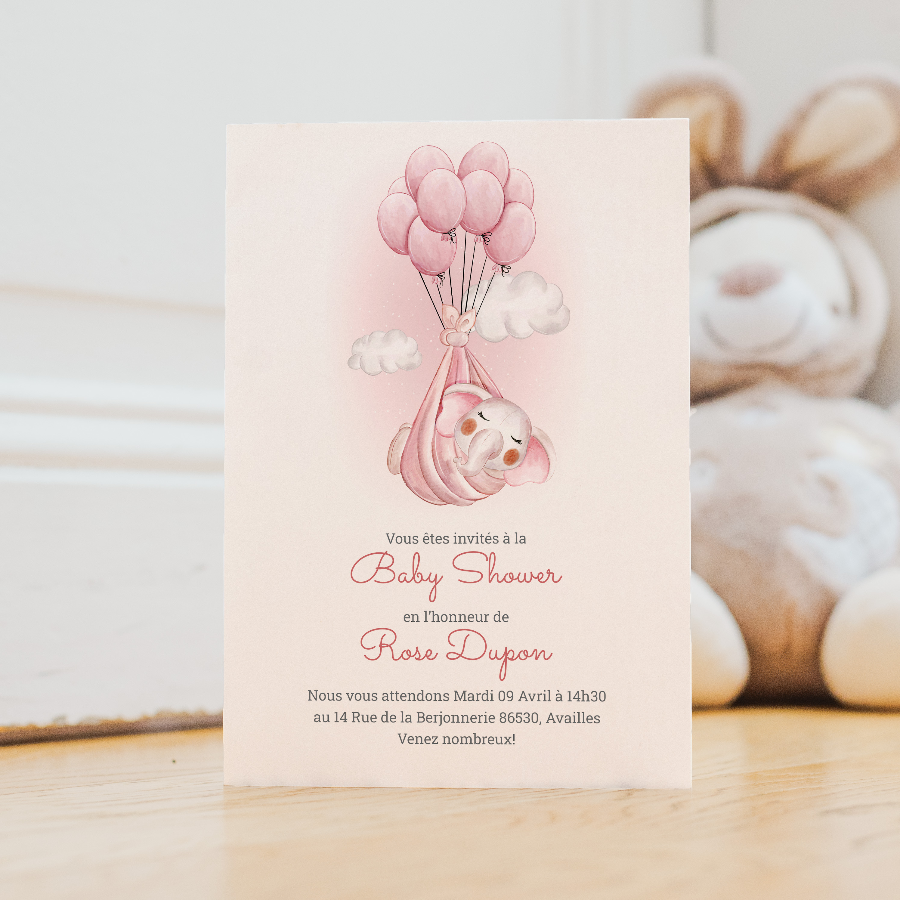 Pink Elefant - Le dessin revendique une modernité apaisée : dominante chromatique lumineuse, marges aérées, typographie nette. Nos illustrateurs signent une invitation premium qui laisse respirer le message et en souligne la portée. Nous gérons la personnalisation complète : vous nous envoyez le texte, nous le mettons en page, harmonisons la palette et ajoutons un logo discret. 100% digitale, elle atteint vos invités immédiatement. Cadence des titres, équilibre des blocs et générosité des blancs assurent une lecture fluide et sûre.