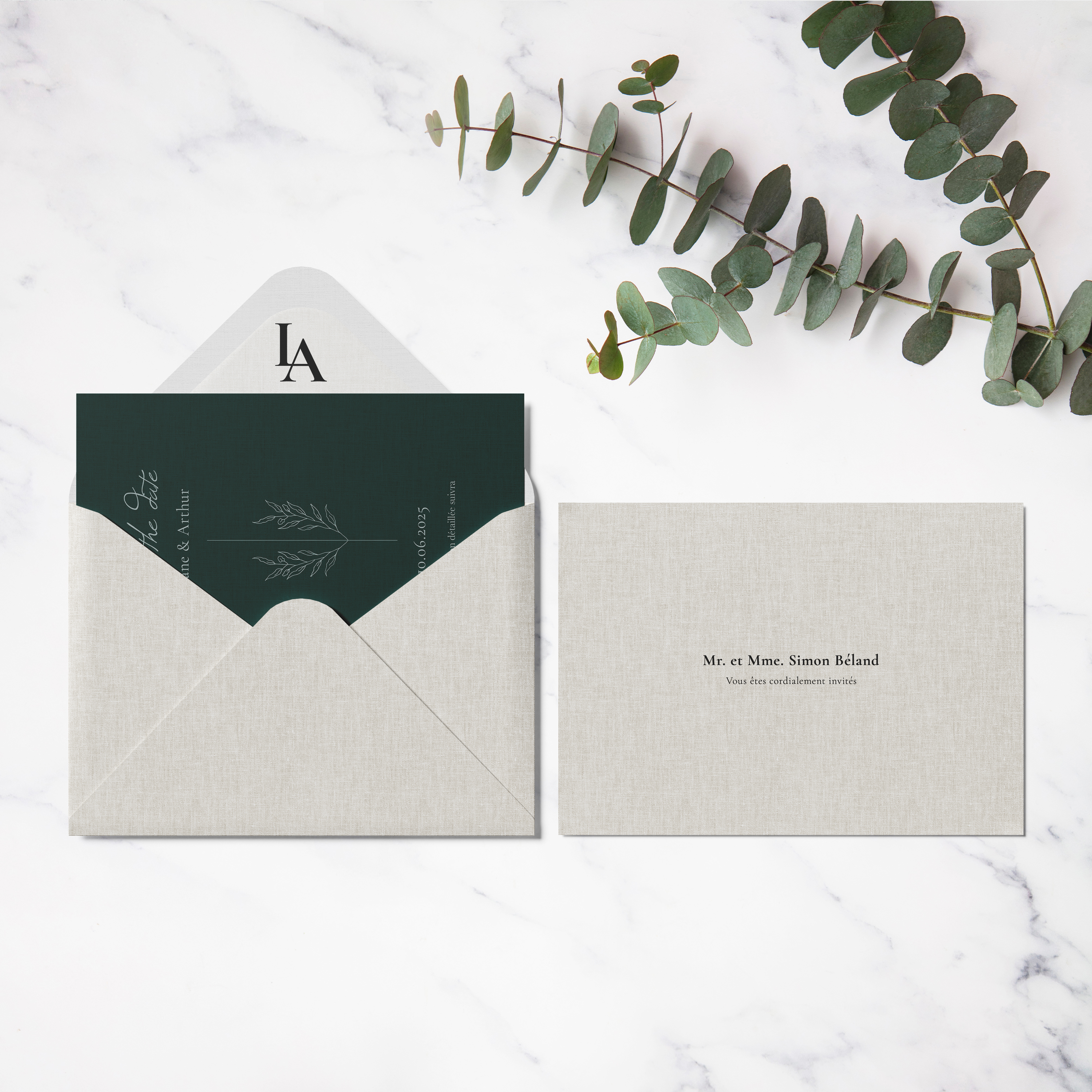 Lin Vert Save The Date - Le dessin affirme une modernité claire : dominante chromatique douce, marges sobres, typographie lisible. Nos illustrateurs ont conçu un modèle premium qui reflète harmonie et simplicité. Nous assurons la personnalisation : vous nous transmettez le texte, nous l’intégrons avec soin, ajustons les teintes et ajoutons un logo discret. Diffusée exclusivement en numérique, elle atteint vos invités immédiatement. Chaque choix – cadence, proportions, hiérarchie – a été pensé pour préserver fluidité et élégance. Une correspondance contemporaine, simple et durable.