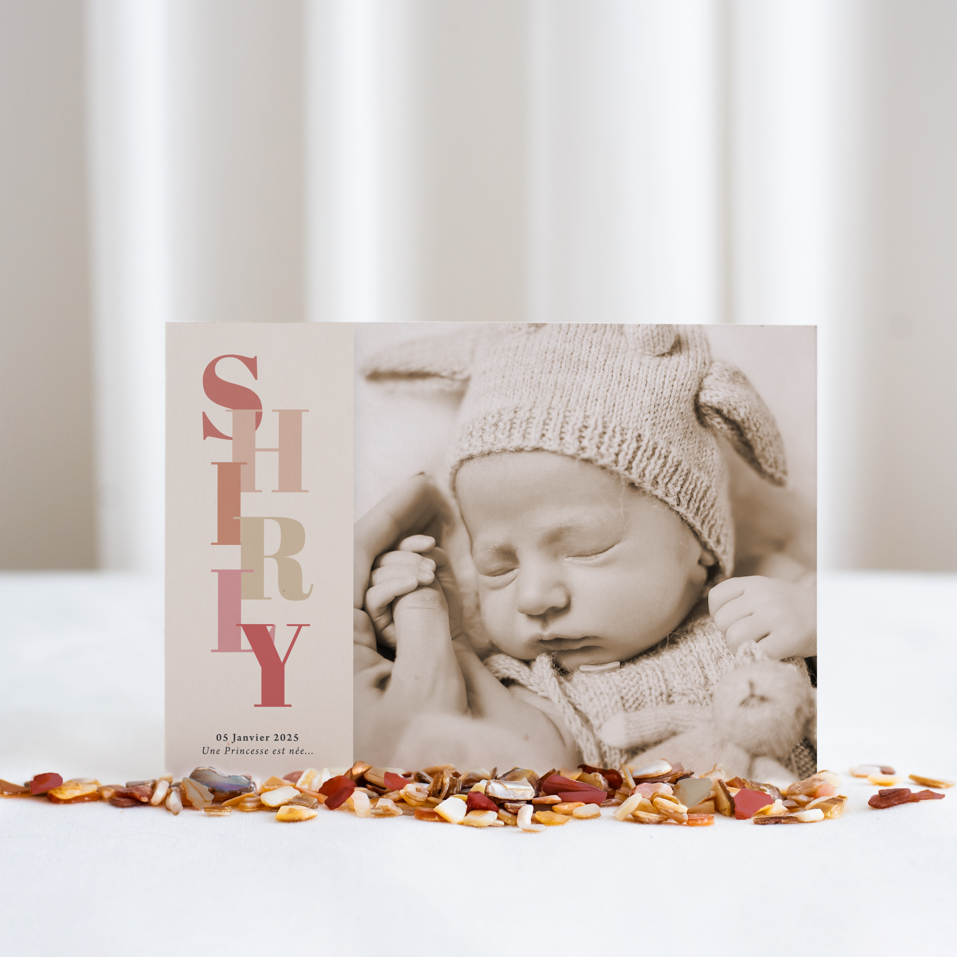 Vintage Baby - Cette invitation met à l’honneur une esthétique sobre et lisible. La dominante chromatique, choisie pour sa clarté, soutient vos messages avec une présence sûre et apaisée. Les alignements précis, la hiérarchie typographique et les contrastes modérés composent une signature graphique haut de gamme. Nous nous chargeons de la personnalisation : vous nous envoyez votre texte, nous le mettons en page, ajustons les teintes et ajoutons un logo discret selon vos souhaits. Entièrement digitale, l’invitation est transmise aussitôt à vos invités. Le style privilégie l’exactitude des détails et la retenue pour laisser l’émotion affleurer. Une correspondance contemporaine, mesurée et élégante, idéale pour annoncer avec clarté.